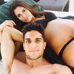 Marc Bartra y Melissa Jiménez disfrutan de sus vacaciones antes del nacimiento de su primera hija