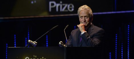 Michael Douglas muy emocionado al recibir el Premio Génesis, el 'Nobel Judío'