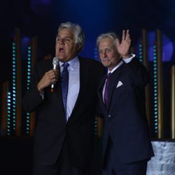 Michael Douglas con Jay Leno tras recibir el 'Nobel Judío'