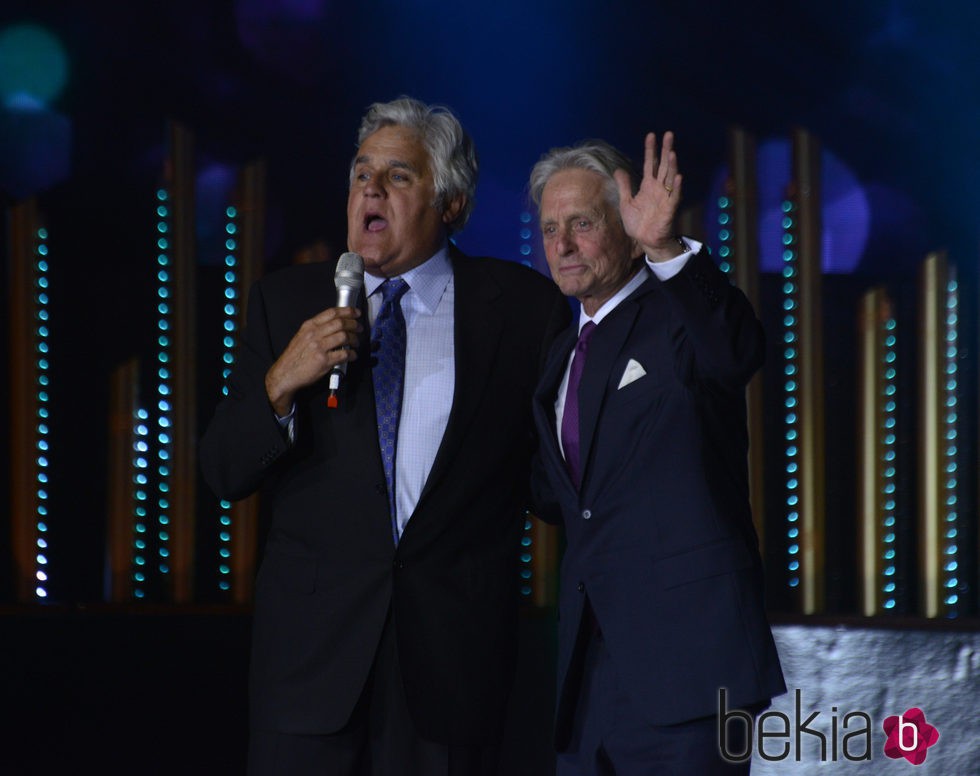 Michael Douglas con Jay Leno tras recibir el 'Nobel Judío'