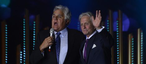 Michael Douglas con Jay Leno tras recibir el 'Nobel Judío'