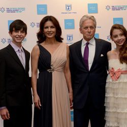 Michael Douglas con Catherine Zeta-Jonas y sus hijos Dylan y Carys en la entrega del 'Nobel Judío'