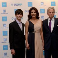 Michael Douglas con Catherine Zeta-Jonas y sus hijos Dylan y Carys en la entrega del 'Nobel Judío'