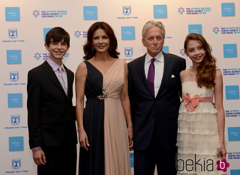 Michael Douglas con Catherine Zeta-Jonas y sus hijos Dylan y Carys en la entrega del 'Nobel Judío'