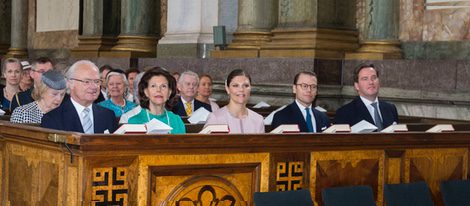 Los Reyes de Suecia, los Príncipes Victoria y Daniel y Chris O'Neill en el Te Deum por el nacimiento de Nicolás de Suecia