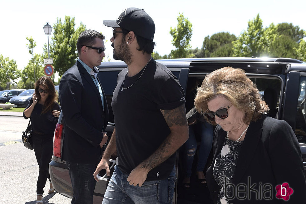 Mónica y Eduardo Cruz con su madre Encarna Sánchez en el tanatorio de Eduardo Cruz