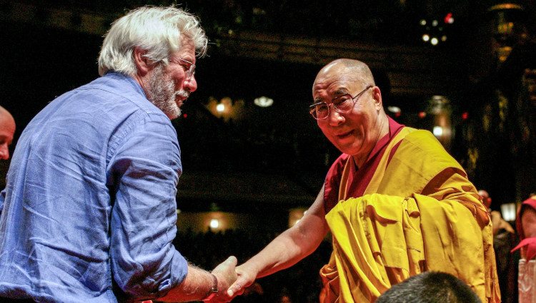 Richard Gere saluda al Dalai Lama durante una conferencia espiritual Nueva York