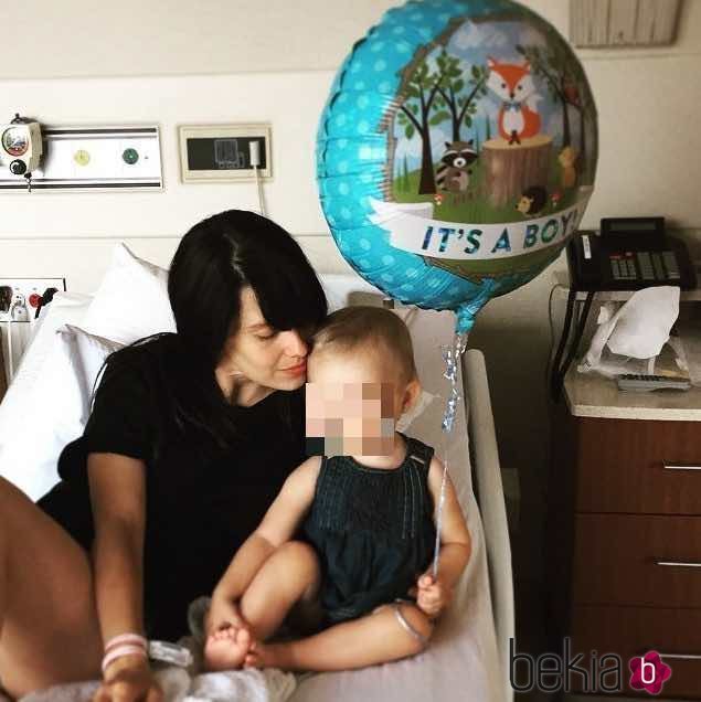 Carmen Gabriela Baldwin con su madre Hilaria Thomas conociendo a su hermano Rafael