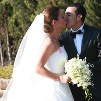 Pedro Rodríguez y Carolina Martín se besan en su boda