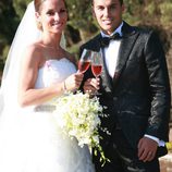 Pedro Rodríguez y Carolina Martín brindando en su boda