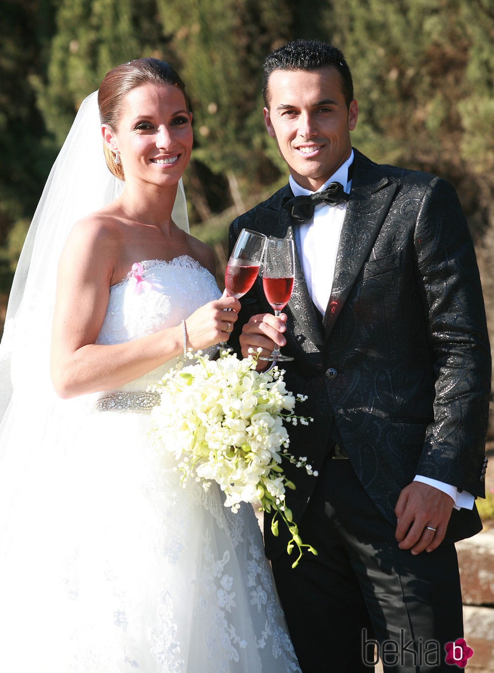 Pedro Rodríguez y Carolina Martín brindando en su boda 