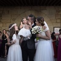 José Callejón y Marta Ponsati posan con sus hijas el día de su boda