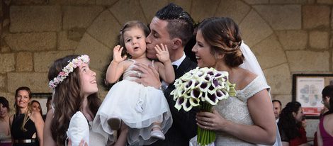 José Callejón y Marta Ponsati posan con sus hijas el día de su boda