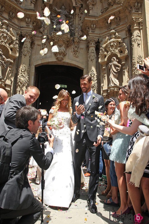 Fernando Llorente y María Lorente saliendo de la basílica de Santa María del Coro