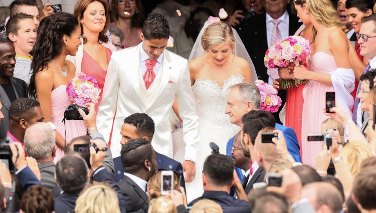 Raphaël Varane con su mujer, tras haberse casado