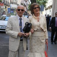 Los padres de Blanca Cuesta en el bautizo de su nieta Kala