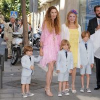 Tita Cervera con Borja Thyssen y Blanca Cuesta y sus hijos en el bautizo de Kala Thyssen