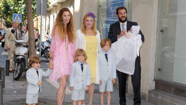 Tita Cervera con Borja Thyssen y Blanca Cuesta y sus hijos en el bautizo de Kala Thyssen