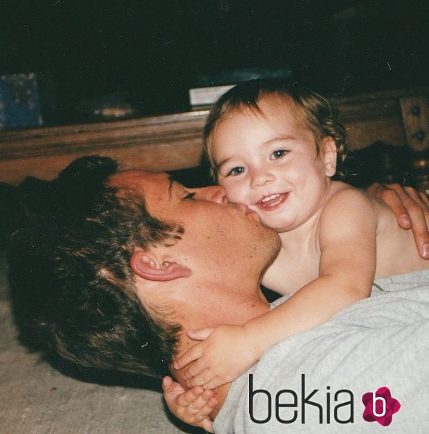 Paul Walker besa a su hija Meadow cuando era un bebé