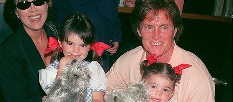 Bruce Jenner junto a su mujer Kris Jenner y sus hijas Kylie y Kendall Jenner