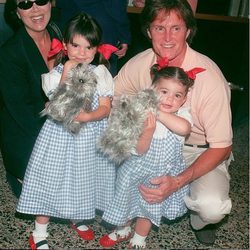 Bruce Jenner junto a su mujer Kris Jenner y sus hijas Kylie y Kendall Jenner