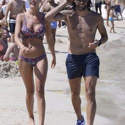 Elisabeth Reyes en bikini y Sergio Sánchez con el torso desnudo en Ibiza