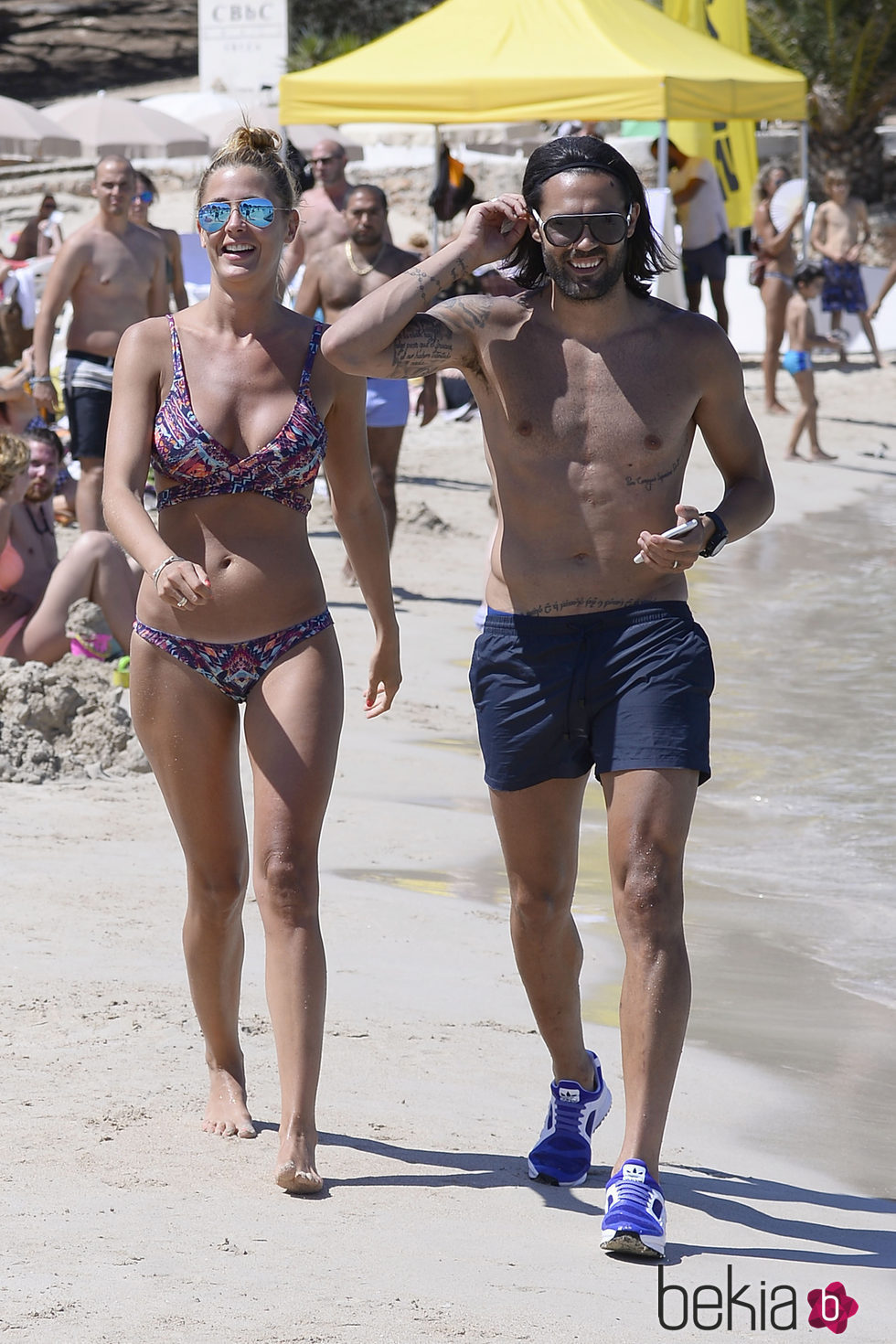 Elisabeth Reyes en bikini y Sergio Sánchez con el torso desnudo en Ibiza