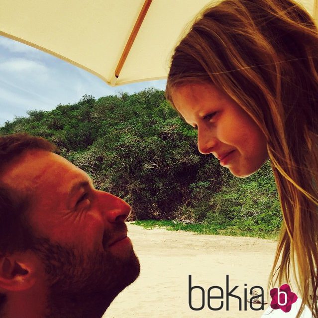 Chris Martin con su hija Apple en la playa