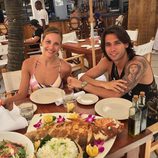 Jessica Bueno y Jota Peleteiro disfrutando de una romántica comida durante su luna de miel en Miami