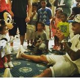 Chris Brown y su hija Royalty en Disneyland con Mickey y Minnie