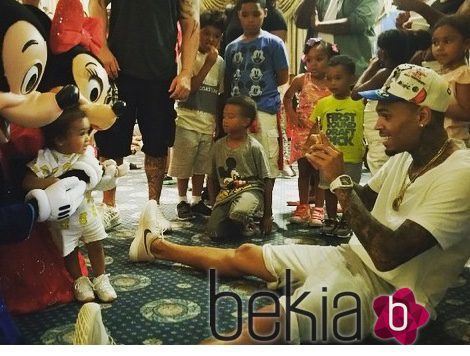 Chris Brown y su hija Royalty en Disneyland con Mickey y Minnie