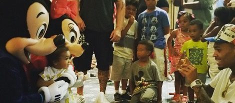 Chris Brown y su hija Royalty en Disneyland con Mickey y Minnie