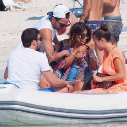 Cesc Fàbregas y Daniella Semaan en una lancha en Formentera