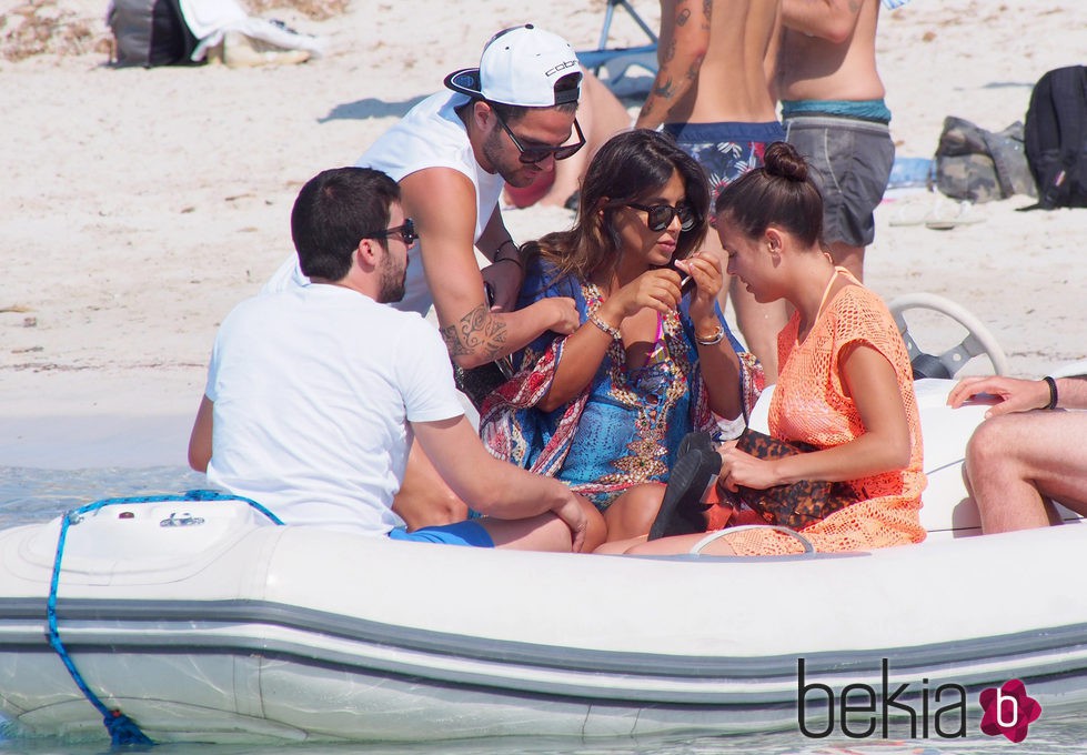 Cesc Fàbregas y Daniella Semaan en una lancha en Formentera