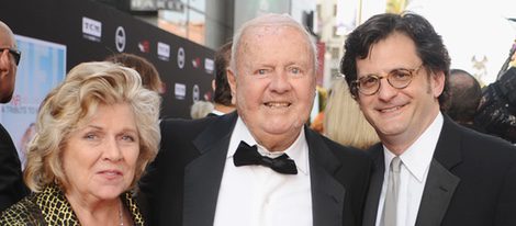 Dick Van Patten junto a su mujer Patricia Van Patten y el actor Ben Mankiewicz en el triburo a Mel Brooks