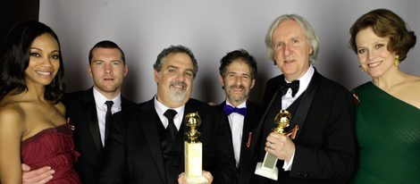 James Cameron y James Horner junto a los miembros del equipo de Avatar en los Globos de Oro