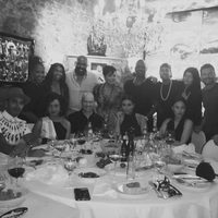 Kim Kardashian cenando con amigos y familiares en Cannes Lions Festival