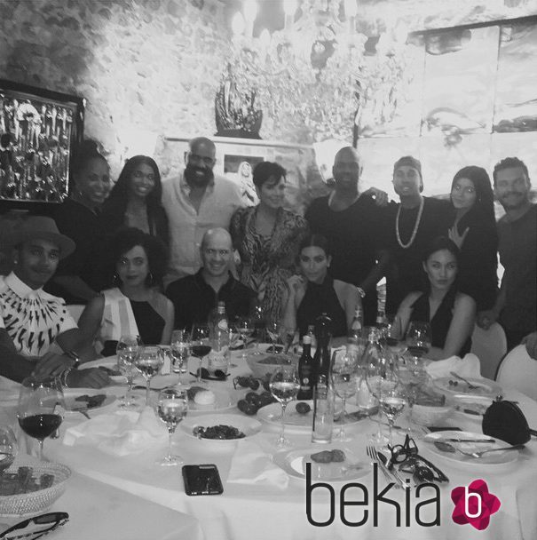 Kim Kardashian cenando con amigos y familiares en Cannes Lions Festival