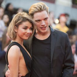 Sarah Hyland y Dominic Sherwood en la alfombra roja de los Much Music Video Awards 2015