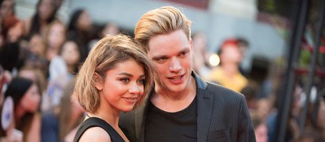 Sarah Hyland y Dominic Sherwood en la alfombra roja de los Much Music Video Awards 2015