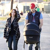 Jennifer Love Hewitt y Brian Hallisay pasean con su hija Autumn por Santa Monica