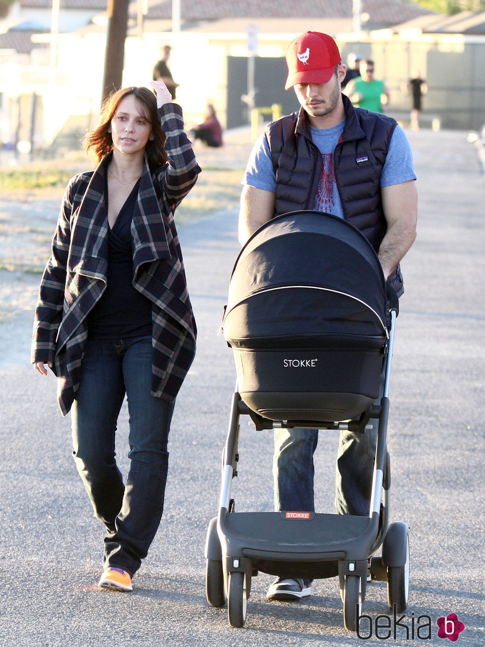 Jennifer Love Hewitt y Brian Hallisay pasean con su hija Autumn por Santa Monica