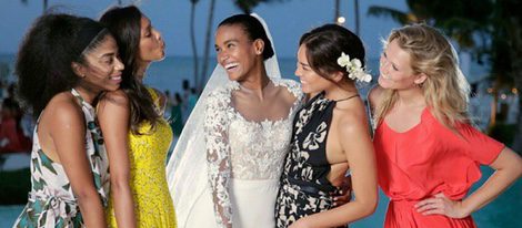 El ángel de Victoria's Secret, Arlenis Sosa junto con amigas en el día de su boda