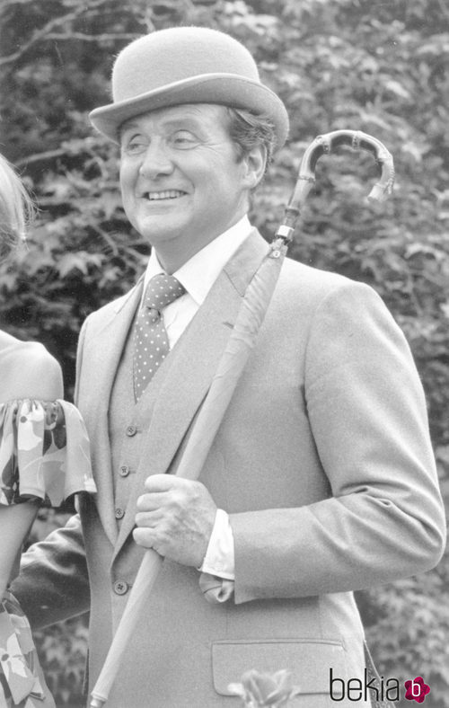 Patrick MacNee interpretando su papel de John Steed en 'Los vengadores'