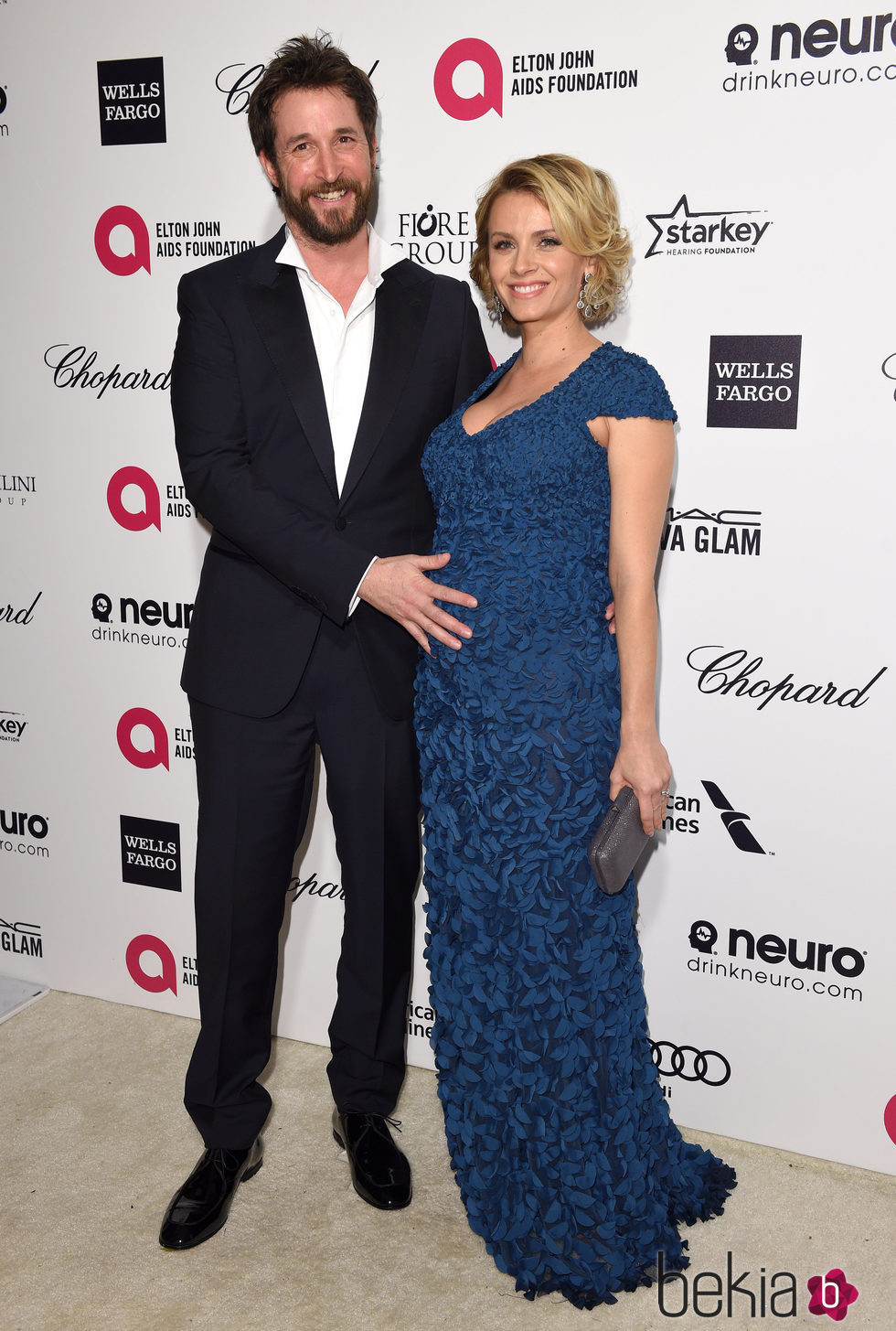 Noah Wyle y Sara Wells en la fiesta de Elton John tras los Oscar 2015