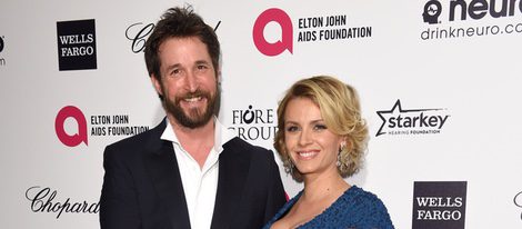 Noah Wyle y Sara Wells en la fiesta de Elton John tras los Oscar 2015