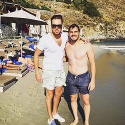 Iker Casillas con el torso desnudo junto a Dean Rosenthal en Mykonos