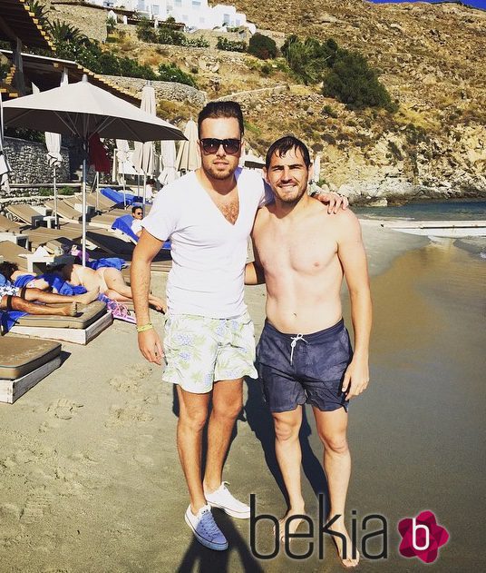 Iker Casillas con el torso desnudo junto a Dean Rosenthal en Mykonos