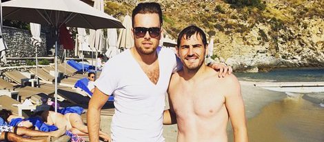 Iker Casillas con el torso desnudo junto a Dean Rosenthal en Mykonos