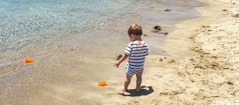 Martín Casillas Carbonero en una playa de Mykonos